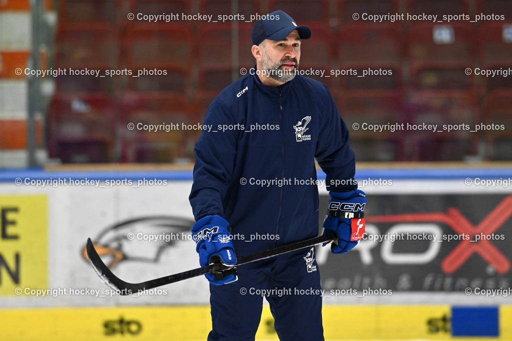 Eistrainig EC VSV mit Headcoach Pierre Allard | Eistrainig EC VSV mit Headcoach Pierre Allard, 1. Eistrainig EC VSV mit Headcoach Pierre Allard am 02.12.2025 in Villach (Stadthalle Villach), Austria, (Photo by Bernd Stefan)