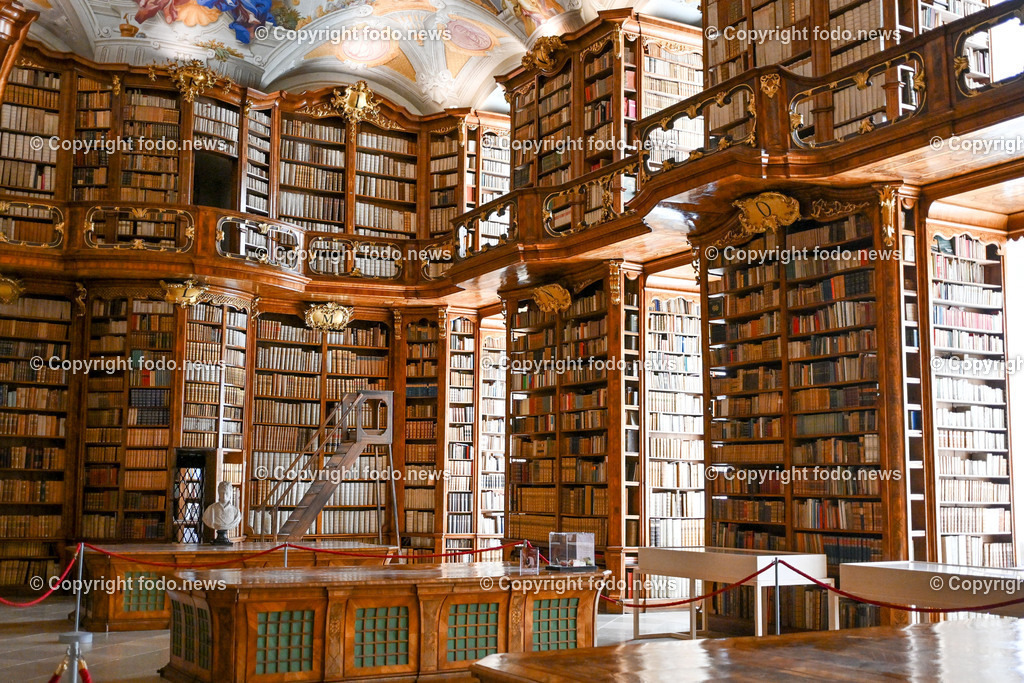 Stift St. Florian_ 08.08.023-14 | 08.08.2023, St. Florian, AUT, Augustiner Chorherrenstift St. Florian, im Bild Stiftsbibliothek St. Florian


Die Riesenbibel von St. Florian ist eine illustrierte mittelalterliche Handschrift aus dem 12. Jahrhundert. Sie misst 66 × 48 cm und umfasst 357 Pergamentblätter mit Bibeltext in lateinischer Sprache und prachtvollen Malereien. Damit zählt sie zu den bedeutenden Kunstwerken der Buchkunst der Romanik. Quelle: Wikipedia