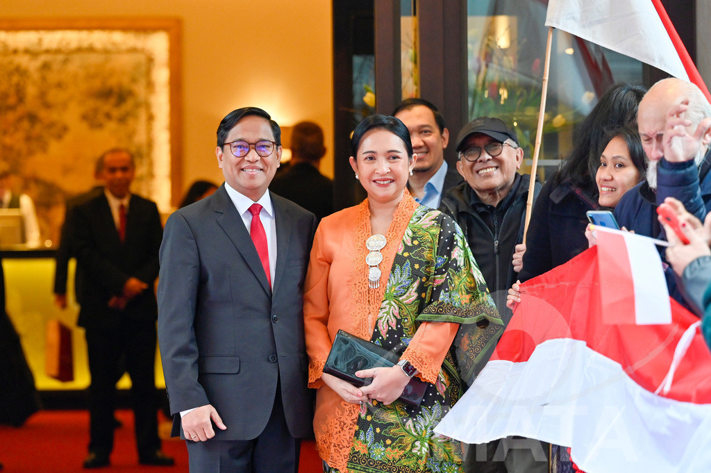 _DWA5360 | Welcoming Jokowi Widodo's arrival by the Indonesian people at Kastens Luisenhof Hotel in the context of the opening of Hannover Messe with Indonesia as Country Partner. Hannover, 15.04.2023 - Realisiert mit Pictrs.com
