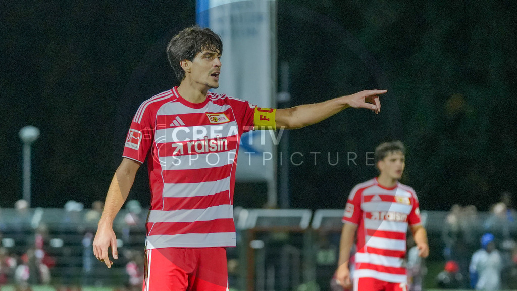 Fußball, Herren, Saison 2025/2026, Testspiel, Freundschaftsspiel, FSV 63 Luckenwalde vs. 1.FC Union Berlin, Mittwoch 08.10.2025, Werner-Seelenbinder-Stadion Luckenwalde, | Fußball, Herren, Saison 2025/2026, Testspiel, Freundschaftsspiel, FSV 63 Luckenwalde vs. 1.FC Union Berlin, Mittwoch 08.10.2025, Werner-Seelenbinder-Stadion Luckenwalde, Im Bild: Kapitän Diogo Leite (Union) mit Anweisungen an die Mitspieler. - Realisiert mit Pictrs.com