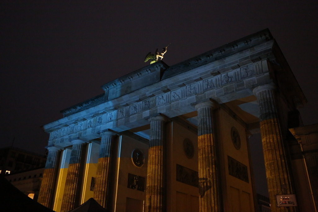 Brandenburger Tor erstrahlt in Ukraine-Farben am Jahrestag des russischen Angriffs auf die Ukraine. | Deutschland, Berlin, 24.02.2023. Brandenburger Tor erstrahlt in Ukraine-Farben am Jahrestag des russischen Angriffs auf die Ukraine.
