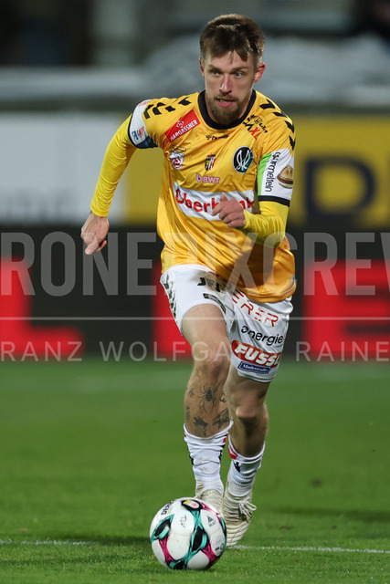 TSV Egger Glas Hartberg vs SV Oberbank Ried – Austrian Bundesliga Match | The image shows Philipp Pomer (Ried) run with the ball, at the Bundesliga match TSV Hartberg vs SV Ried at Profertil Arena Hartberg. 22.11.2025