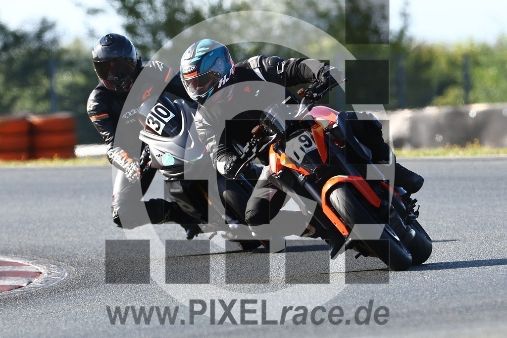 0079-20240910_05925 | Schöne Erinnerungen an spannende Momente - das festzuhalten ist unser Job. PIXELrace.de ist seit 2003 auf den Rennstrecken Europas unterwegs um die Action draußen beim Fahren und die wunderbare Stimmung imm Fahrerlager für euch einzufangen.