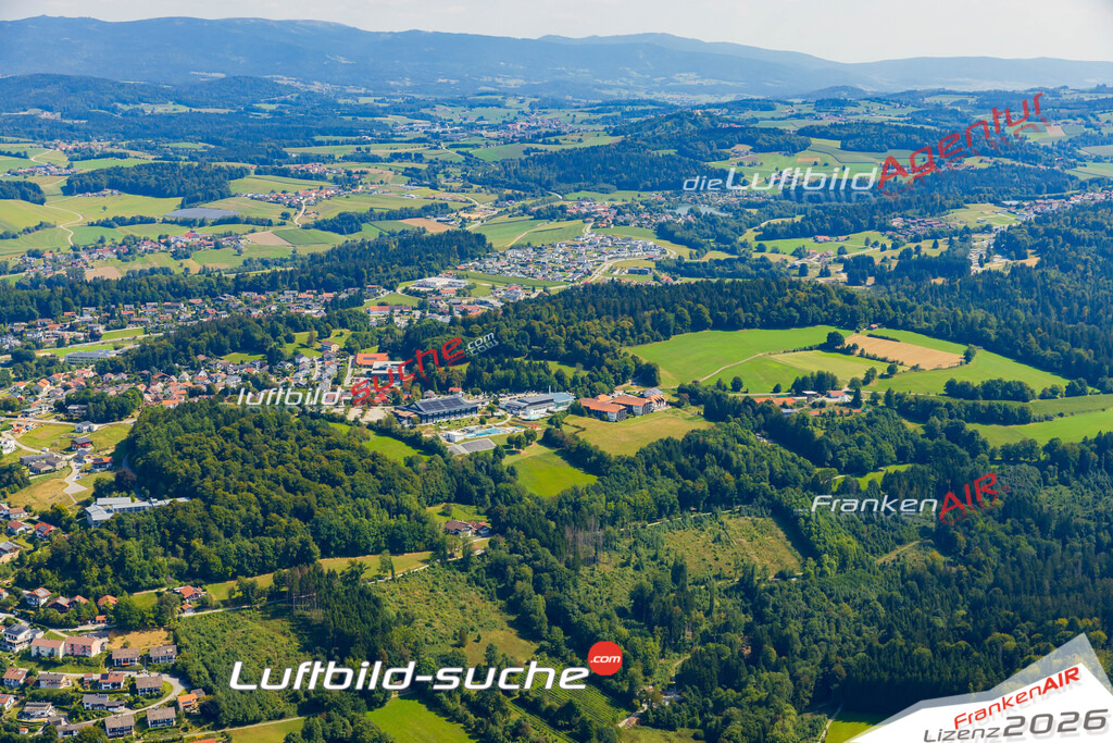 Luftaufnahme der Stadt Waldkirchen - Die Luftaufnahme wurde 2025 vom UL-Flugzeug heraus erstellt ( keine Drohne ) - Hochauflösende Luftaufnahme - für professionelle Ausdrucke geeignet. Die Geschenkidee !Mit Lizenz und Bildrechte bestellbar