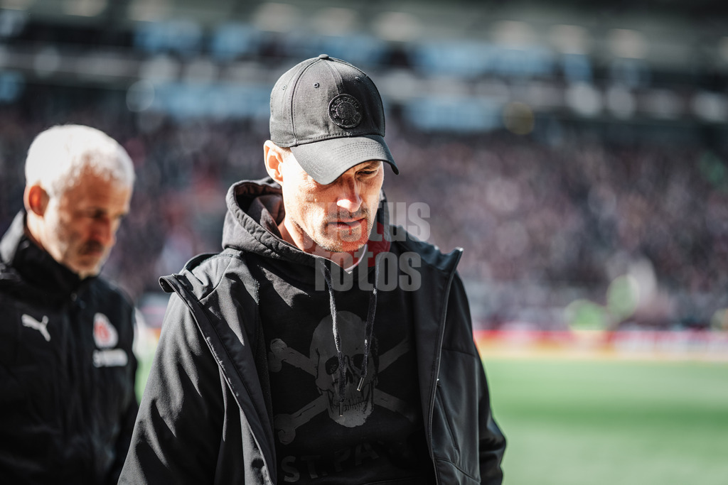Fußball | Männer | Saison 2024/2025  | Fußball-Bundesliga | 28. Spieltag | FC St. Pauli vs. Borussia Mönchengladbach | 06.04.2025 | Trainer Alexander Blessin (FC St. Pauli) auf dem Weg zur Bank