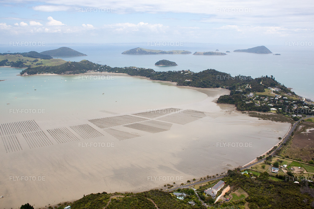 Luftbild: Ortsansicht in Coromandel im Bundesland Waikato in Neuseeland. – Foto: IMG_55492.jpg vom 12.01.2013 durch Werner Riehm/FLY-FOTO.de – Auflösung des Originals: 4752 x 3168 px