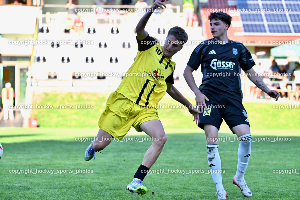 SV Arnoldstein vs. URC Thal Assling | #10 Ben Georg Kreuzer SV Arnoldstein, #75 Domenico Calcagnile Thal Assling, SV Arnoldstein vs. URC Thal Assling, SV Arnoldstein vs. URC Thal Assling am 09.08.2025 in Arnoldstein (Waldparkstadion Arnoldstein), Austria, (Photo by Bernd Stefan)