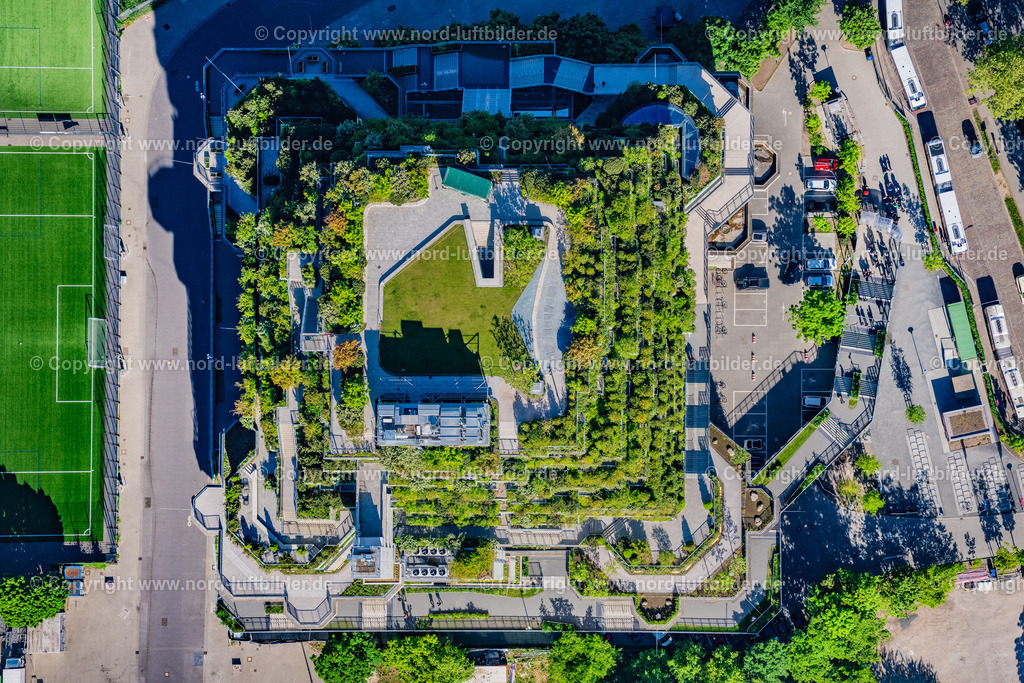 Hamburg_Heiligengeistfeld_Bunker_Senkrechtaufnahme_ELS_2907090525 | HAMBURG 09.05.2025 Senkrecht- Luftbild aus der Satelliten- Perspektive vom Bunker- Gebäudekomplex " Medienbunker " an der Feldstraße im Ortsteil Sankt Pauli in Hamburg, Deutschland. Weiterführende Informationen bei: EHP Erste Hanseatische Projektmanagement GmbH,  Hilldegarden e.V.,  Holsteiner Kabel- und Leitungsbau Willi Pohl GmbH & Co. KG,  Ingenieurbau George Bähr GmbH,  PERI GmbH,  RIMC Bunker Hamburg Hotelbetriebsgesellschaft mbH & Co.,  Veranstaltungs GbR Wolters/Jähnichen. // Vertical aerial view from the satellite perspective of the bunker building complex "Medienbunker" on Feldstrasse in the Sankt Pauli district of Hamburg, Germany. Further information at: EHP Erste Hanseatische Projektmanagement GmbH,  Hilldegarden e.V.,  Holsteiner Kabel- und Leitungsbau Willi Pohl GmbH & Co. KG,  Ingenieurbau George Baehr GmbH,  PERI GmbH,  RIMC Bunker Hamburg Hotelbetriebsgesellschaft mbH & Co.,  Veranstaltungs GbR Wolters/Jaehnichen. Foto: Martin Elsen