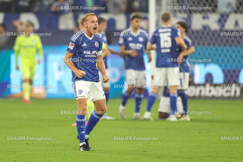 1_S04BER_20250801_3508.JPG -  - FC Schalke 04 - Hertha BSC Berlin - 2. Bundesliga | Gelsenkirchen, Deutschland, 01.08.25: Timo Becker (FC Schalke 04) gestikuliert, Gestik nach dem Spiel der 2. Bundesliga zwischen FC Schalke 04 - Hertha BSC Berlin in der Veltins-Arena am 01. August 2025 in Gelsenkirchen, Deutschland. (Foto von Stefan Brauer/Brauer-Fotoagentur)DFB/DFL REGULATIONS PROHIBIT ANY USE OF PHOTOGRAPHS AS IMAGE SEQUENCES AND/OR QUASI-VIDEO.