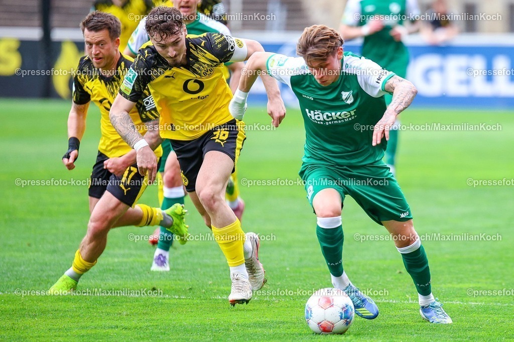 xsefx18042601003 | 18.04.2026, xsefx, Fußball, Regionalliga West, Borussia Dortmund II (U23) - SV Rödinghausen, 30. Spieltag, Stadion Rote Erde, Saison 2025 2026: Simon Breuer verfolgt von Tony Reitz und  Patrick Göbel. DFB regulations prohibit any use of photographs as image sequences and or quasi-video. Photo: xSabinexEffgenxPressefotoKochx