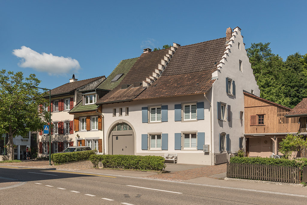 Häuserzeile im Oberdorf | in Bubendorf, Baselland, Schweiz. - Realisiert mit Pictrs.com