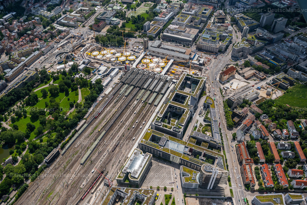 4046419 | STUTTGART 19.07.2021 Banken- Verwaltungsgebäude des Finanzdienstleistungs- Unternehmens " LBBW Landesbank Baden-Württemberg " Am Hbf im Ortsteil Europaviertel in Stuttgart im Bundesland Baden-Württemberg, Deutschland. Weiterführende Informationen bei: HALFKANN + KIRCHNER Beratende Ingenieure für Brandschutz PartGmbB,  Landesbank Baden-Württemberg,  WWA Architekten. // Banking administration building of the financial services company " LBBW Landesbank Baden-Wuerttemberg " in the district Europaviertel in Stuttgart in the state Baden-Wuerttemberg, Germany. Further information at: HALFKANN + KIRCHNER Beratende Ingenieure fuer Brandschutz PartGmbB,  Landesbank Baden-Wuerttemberg,  WWA Architekten. Foto: Gerhard Launer