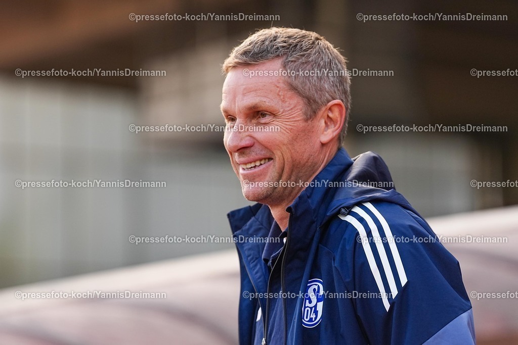 xYDRx08112502004 | 08.11.2025, xydrx, Fußball, Regionalliga West, Borussia Dortmund II - FC Schalke 04 II, Saison 2025 2026, Stadion Rote Erde: Thomasz Waldoch (Co-Trainer Schalke II)