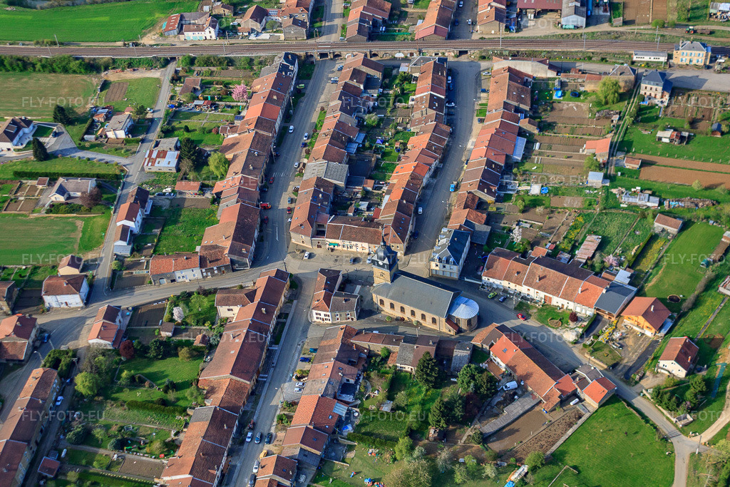 Vue aérienne: Centre du village avec l'église Sainte-Hélène à Vezin à Charency-Vezin dans le département Meurthe et Moselle, France – .Photo: IMG_39751.jpg prise le 16/04/2011 par Werner Riehm/FLY-FOTO.eu – Résolution de l'original: 4752 x 3168 px