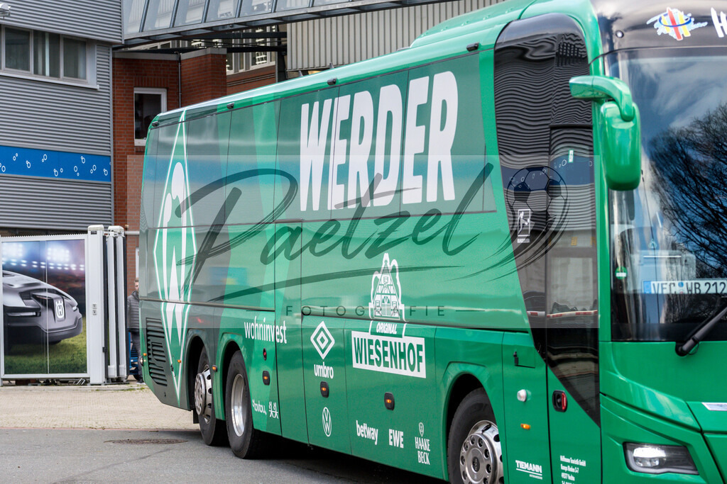 20200212_PKBREM_0035 | Fussball, Herren: . Die Mannschaft von Werder Bremen auf dem Weg ins Kurztrainingslager nach Leipzig waehrend der Pressekonferenz des SV Werder Bremen auf dem wohninvest Weserstadion am 12.02.2020 in Bremen, Deutschland. - Realisiert mit Pictrs.com