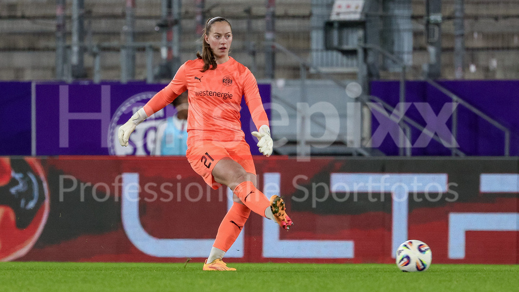 Fussball, Google Pixel Frauen-Bundesliga, SGS Essen - SV Werder Bremen | Luisa Palmen (Torhüterin, Torwart, SGS Essen, 21) am Ball, Freisteller, Einzelbild, Ganzkörper, Aktion, Action, Spielszene, DIE DFB-RICHTLINIEN UNTERSAGEN JEGLICHE NUTZUNG VON FOTOS ALS SEQUENZBILDER UND/ODER VIDEOÄHNLICHE FOTOSTRECKEN. DFB REGULATIONS PROHIBIT ANY USE OF PHOTOGRAPHS AS IMAGE SEQUENCES AND/OR QUASI-VIDEO.
