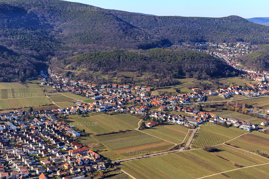 Luftbild: Ortsansicht aus Südosten im Ortsteil Hambach an der Weinstraße in Neustadt im Bundesland Rheinland-Pfalz in Deutschland. Foto: IMG_125340.jpg vom 21.02.2021 durch Werner Riehm/FLY-FOTO.de
