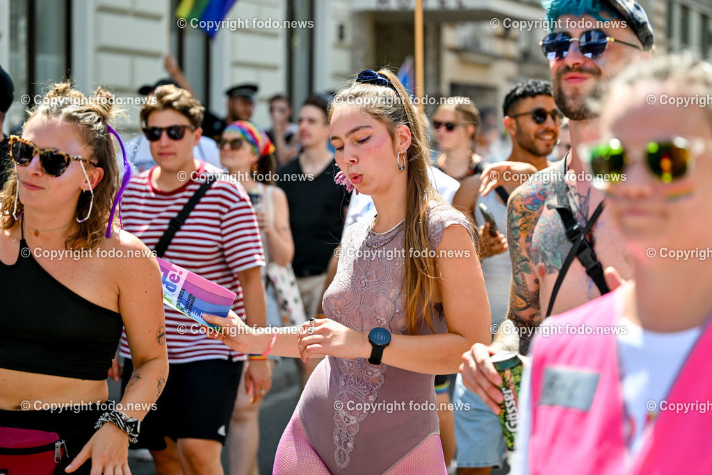 Linzpride 2024_ 06.07.2024-114 | 06.07.2024, Linz, AUT, Linzpride 2024, im Bild Teilnehmer an der Linz Pride 2024
