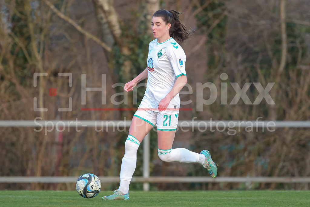 Fussball, Testspiel Frauen, SV Henstedt-Ulzburg - SV Werder Bremen | v.li.: Chiara Hahn (SV Werder Bremen, 21) am Ball, Einzelbild, Ganzkörper, Aktion, Action, Spielszene