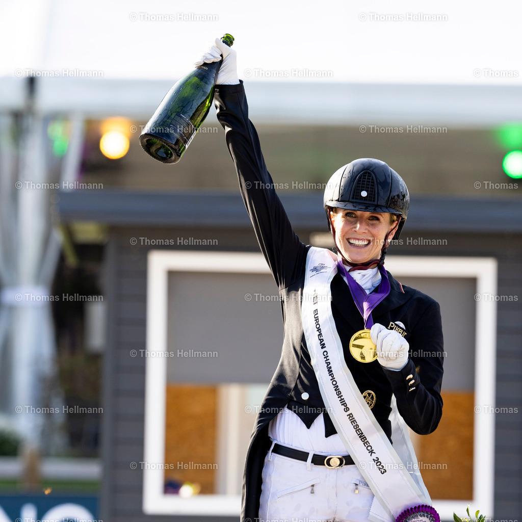 TH_Jessica von Bredow-Werndl_ Charlotte Dujardin_ Charlotte Fry_11617 | FEI European Championships Riesenbeck 2023 am 10.09.23 in Riesenbeck, Jessica von Bredow-Werndl, Charlotte Dujardin, Charlotte Fry