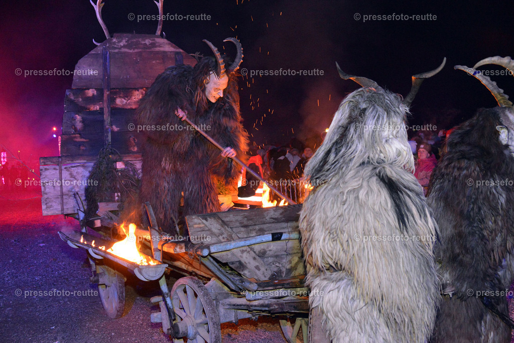 news-2022-Dez03-Krampusumzug-Reutte-WTV_5682 | Info aus dem Bezirk Reutte/Ausserfern Tirol sowie eine umfangreiche Bilddatenbank über die gesamte Region: Lechtal, Talkessel Reutte, Tannheimertal, Zwischentoren. Lech, Plansee, Zugspitze, Grenztunnel, B179, Fernpassstraße, Verkehr, Lawinen, Tradition, - Realisiert mit Pictrs.com