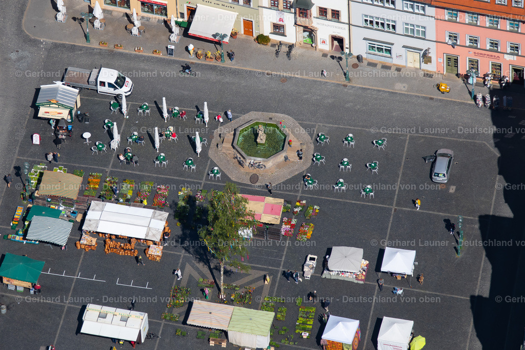 4026858 | Marktplatz mit Neptunbrunnen WEIMAR 07.05.2020 Verkaufs- und Imbissstände und Handelsbuden mit dem Weimarer Stadthaus und der " Tourist Information Weimar " am Markt in Weimar im Bundesland Thüringen, Deutschland. Weiterführende Informationen bei: weimar GmbH. // Sale and food stands and trade stalls in the market place with the Weimarer Stadthaus on Markt in Weimar in the state Thuringia, Germany. Further information at: weimar GmbH. Foto: Gerhard Launer