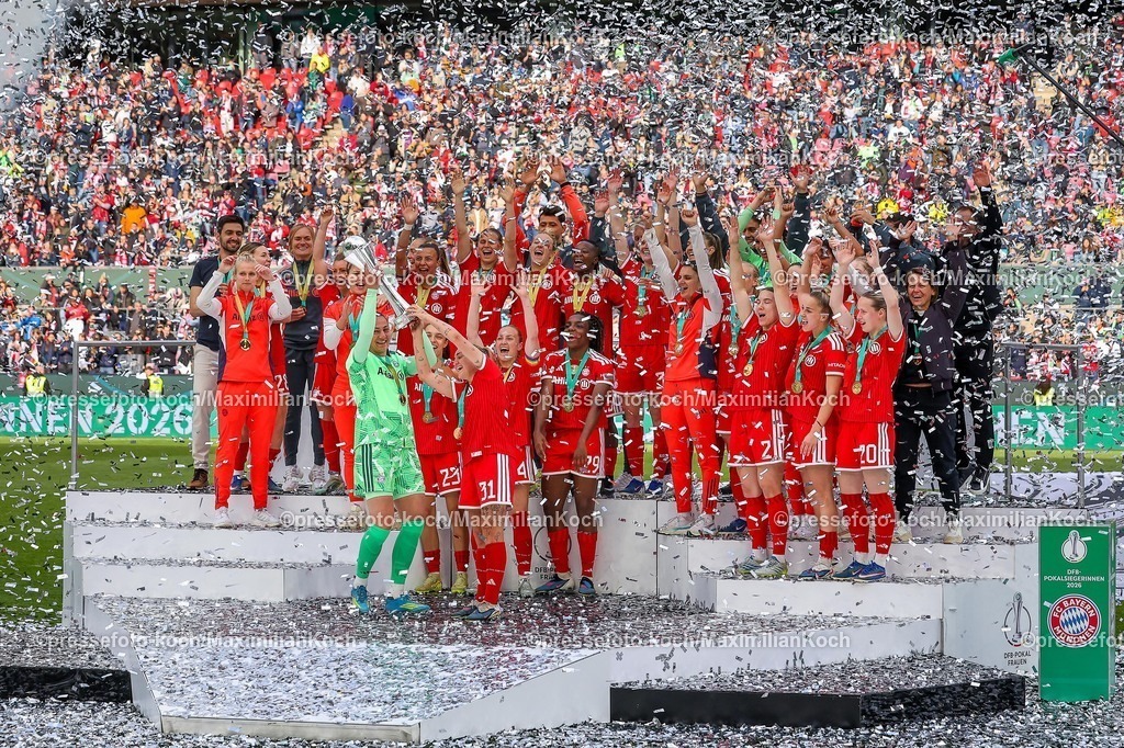 xKWIx14052601107 | 2026.05.14, xkwix, Fußball, Finale DFB-Pokal Frauen, VfL Wolfsburg -  FC Bayern München, Saison 2025 2026, Rhein-Energie-Stadion in Köln: Die Pokalsiegerinnen jubeln mit dem Pokal in der Hand DFB regulations prohibit any use of photographs as image sequences and or quasi-video. Photo: xKamilxWilkowskixPressefotoKochx