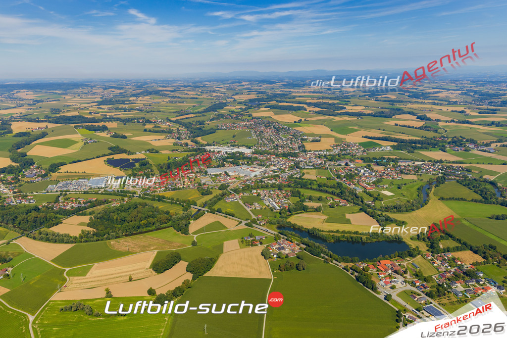 Luftaufnahme der Stadt Ruhstorf an der Rott - Die Luftaufnahme wurde 2025 vom UL-Flugzeug heraus erstellt ( keine Drohne ) - Hochauflösende Luftaufnahme - für professionelle Ausdrucke geeignet. Die Geschenkidee !Mit Lizenz und Bildrechte bestellbar