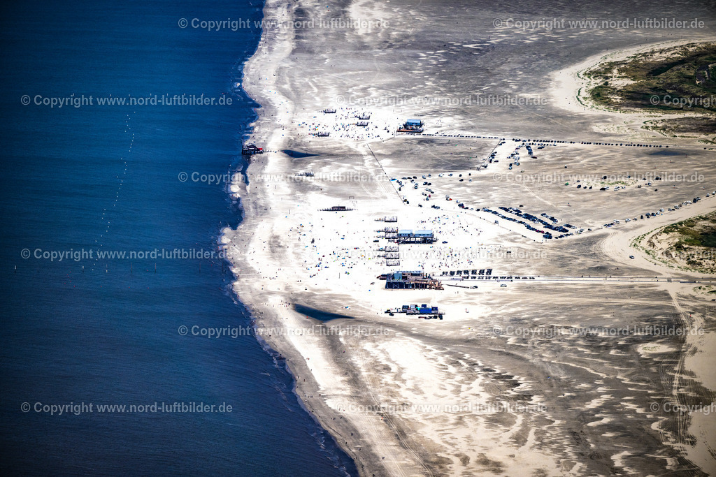 St.Peter-Ording_Strand_SPO_ELS_3922130625 | SANKT PETER-ORDING 13.06.2025 Küsten- Landschaft am Sandstrand der Badestelle Ording Nord im Ortsteil St. Peter-Ording in Sankt Peter-Ording im Bundesland Schleswig-Holstein, Deutschland. Am Strand vor St. Peter- Ording ist in den Monaten März bis Ende Oktober das Strand- Parken gegen Gebühr erlaubt. Strandparkplatz am Weststrand. // Coastal landscape on the sandy beach of the bathing area Ording Nord in the district St Peter-Ording in Sankt Peter-Ording in the state Schleswig-Holstein, Germany. Foto: Martin Elsen
