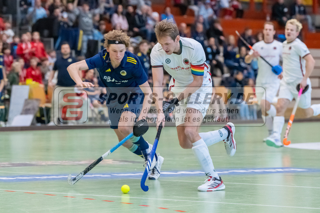 HK_20250118_101800 | 1/4 Finale 1. Bundesliga Halle Herren Crefelder HTC - Zehlendorfer Wespen am 18.1.2025 Halle Glockenspitz, Krefeld , John Dammertz ( Zehlendorfer Wespen #19 ) , Niklas Wellen ( Crefelder HTC 10 )