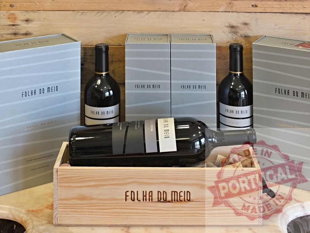 Folha do Meio Portuguese red wine bottles with gift boxes and wooden crate | Folha do Meio Grande Reserva red wine bottles in gift packaging, including a wooden crate - Realisiert mit Pictrs.com