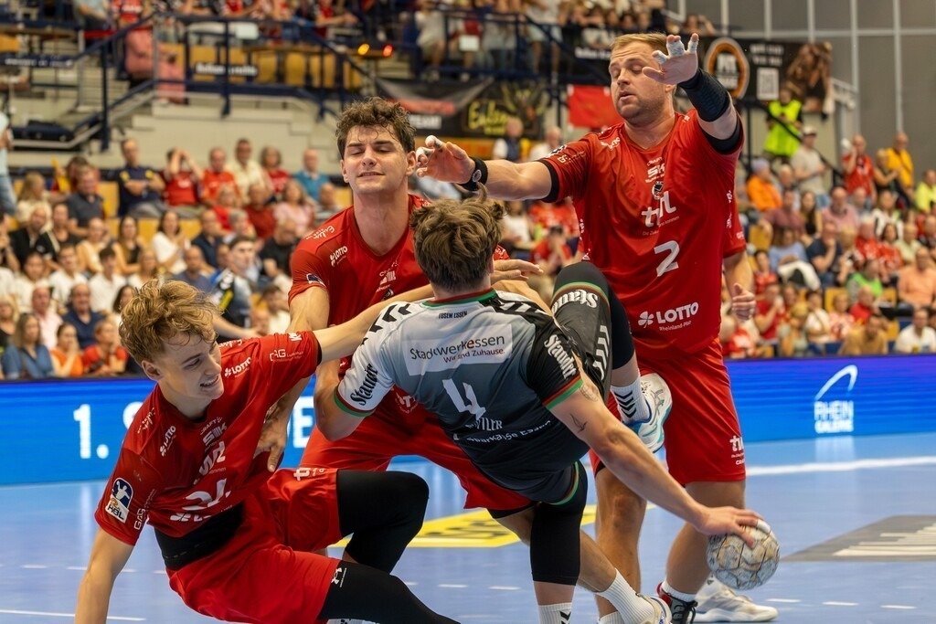 2. HBL (Handball-Bundesliga), Saison 2025/26, 1. Spieltag: Eulen Ludwigshafen gegen TUSEM Essen***Bild: Die Ludwigshafener Defensive packt entschlossen zu | 2. HBL (Handball-Bundesliga), Saison 2025/26, 1. Spieltag: Eulen Ludwigshafen gegen TUSEM Essen***Bild: Die Ludwigshafener Defensive packt entschlossen zu - Realisiert mit Pictrs.com