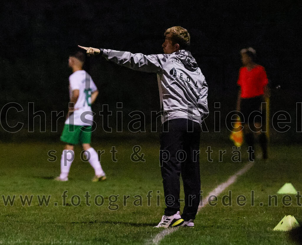 2023-09-15_032_FC_Moosinning_gegen_SV_Waldperlach | Moosinning, Deutschland, 15.09.2023:
Fußball, Bezirksliga Oberbayern Ost 2023 / 2024, 9. Spieltag, FC Moosinning gegen SV Waldperlach, Endergebnis: 0:1

Trainer Florian Kopp (SV Waldperlach)

Foto: Christian Riedel / fotografie-riedel.net