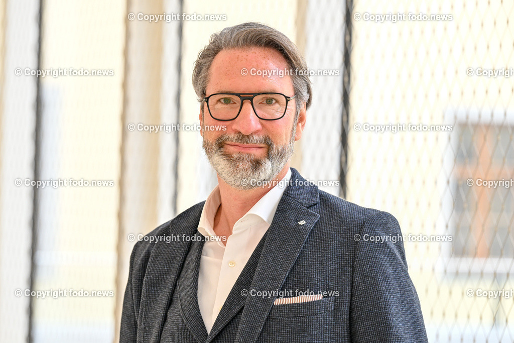 Pressekonferenz mit LH-StvIn Christine Haberlander (VP)_ Zukunft gestalten. Lehrer-in werden_ 15.11.2023-7 | 15.11.2023, Presseclub Linz, AUT, Pressekonferenz mit LH-StvIn Christine Haberlander (VP), Zukunft gestalten. Lehrer/in werden. Wir werben um Dich, Kampagnen-Praesentation des Landes Oberoesterreich und der Bildungsdirektion im Bild Christian Roessner (Quereinsteiger und Lehrer an der MS Muenichholz)