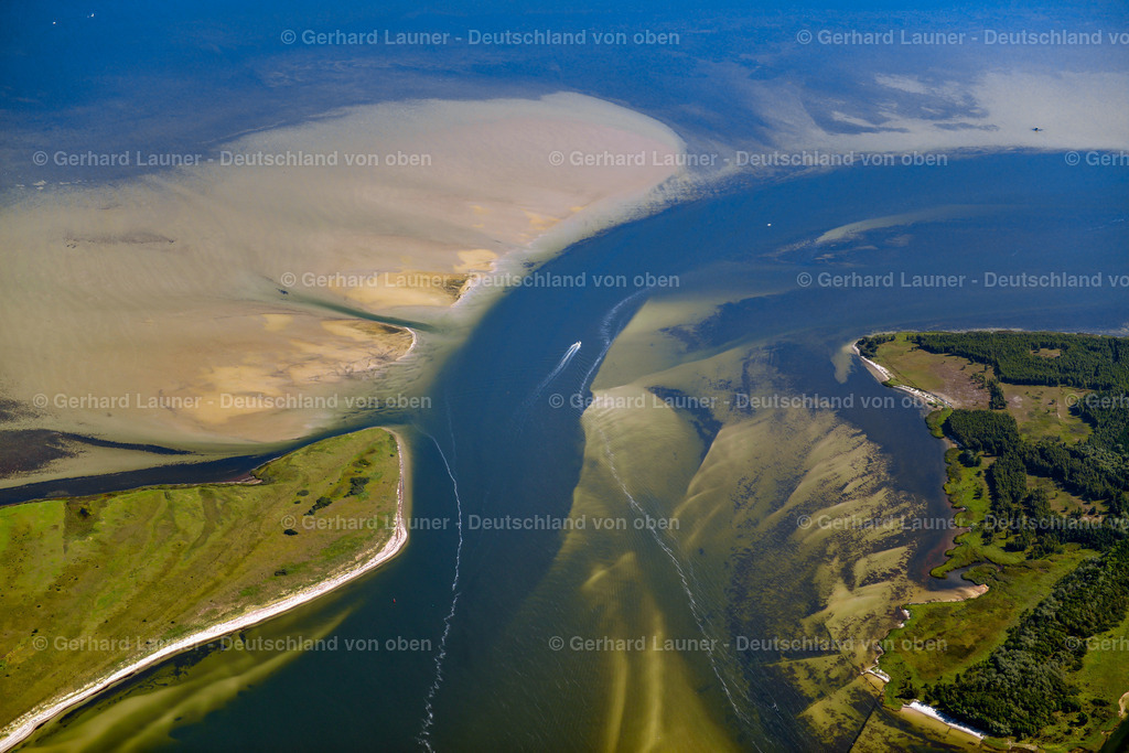3638038 | Nationalpark Vorpommersche Bodenlandschft, Barhöfter Rinne, KLAUSDORF 25.08.2016 Sandbank- Landfläche durch Strömungen unter der Meeres- Wasseroberfläche der Ostsee an der Straße Boddenweg in Klausdorf im Bundesland Mecklenburg-Vorpommern, Deutschland. // Sandbank- land area by flow under the sea water surface of Baltic Sea on street Boddenweg in Klausdorf in the state Mecklenburg - Western Pomerania, Germany. Foto: Gerhard Launer