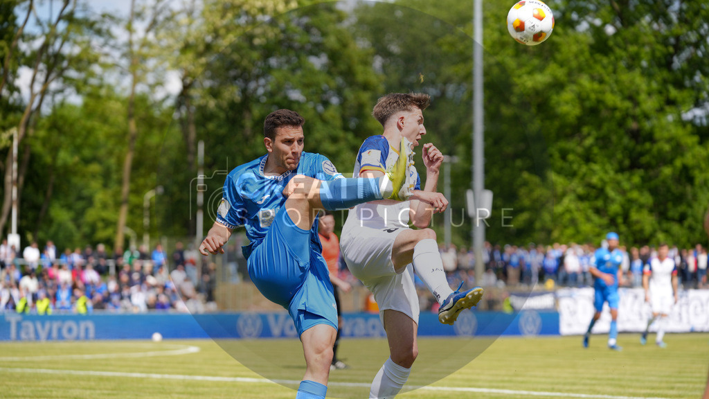 Fußball, Herren, Saison 2024/2025, Finaltag der Amateure 2025, Landespokal Brandenburg, Finale, VfB 1921 Krieschow vs. RSV Eintracht 1949, Samstag 24.05.2025, Volksparkstadion Neuruppin, | Fußball, Herren, Saison 2024/2025, Finaltag der Amateure 2025, Landespokal Brandenburg, Finale, VfB 1921 Krieschow vs. RSV Eintracht 1949, Samstag 24.05.2025, Volksparkstadion Neuruppin, Im Bild: Caio Mazzo Nogueira (l. RSV) und Jannis Fuchs (r. Krieschow) - Realisiert mit Pictrs.com
