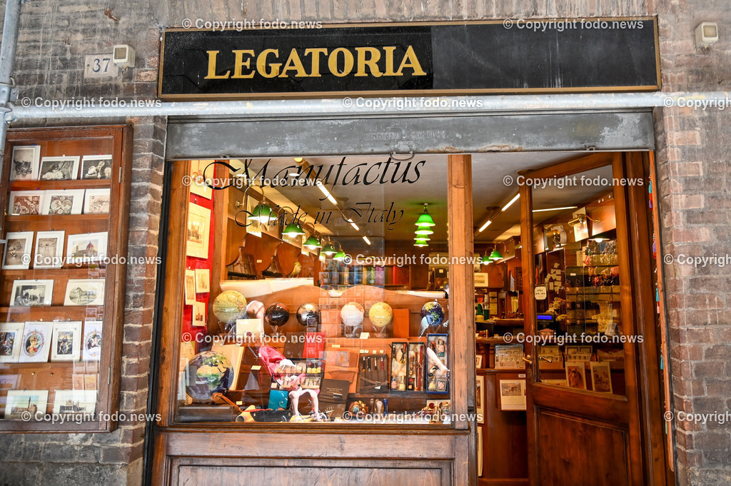 Italien_ Toscana_ Siena_ 27.05.2024-145 | 27.05.2024, Italien, ITA, Toskana, Siena im Bild Stadtansichten, Gebäude, Architektur, Touristen, Historisch, Souvenier, Piazza Del Campo, Dom von Siena


Siena ist Hauptstadt der Provinz Siena und gilt als eine der schönsten Städte der Toskana und Italiens. Die historische Altstadt gehört seit 1995 zum UNESCO-Welterbe. 

