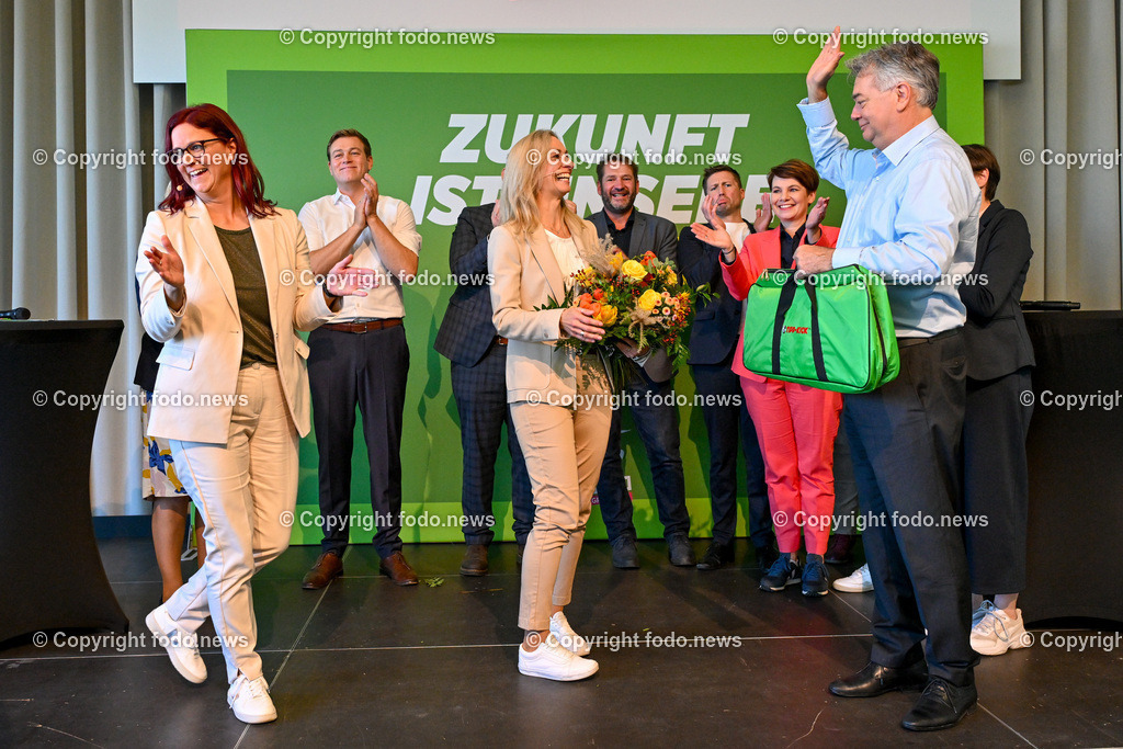 Landesversammlung der Gruenen Ooe 2023_ Zukunft ist unsere Staerke_ 21.10.2023-82 | 21.10.2023, Lentos Linz, AUT, Landesversammlung der Gruenen Ooe 2023, Zukunft ist unsere Staerke, im Bild Agnes Prammer (Die Gruenen, StRin Leonding, Spitzenkandidatin NRW 2024), Vizekanzler Werner Kogler (Die Gruenen, Vizekanzler, Kunst, Kultur, oeffentlichen Dienst und Sport)