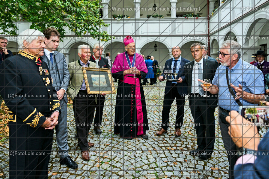 ALP3406_Jeanne de Ferrette_Kanonikus DDr Johann Enichlmayr | (C)FotoLois.com, Alois Spandl, 700stes Hochzeitsjubiläum - Albrecht II. mit Johanna von Pfirt in Thann (FR) im März 2024. Empfang des Organistionskommitees aus der Region Ferrette (Pfirt)/Thann aus dem Elsass mit Empfang durch die Stadtgemeinde und Bezirkshauptmannschaft Scheibbs im Schloss Scheibbs und anschließender Kranzniederlegung in der Kartausenkirche über der Krypta des Gründerehepaares durch Mitglieder des Templer Ordens im Beisein von Mitgliedern der Goldhaubengruppen, Fr 22. September 2023.