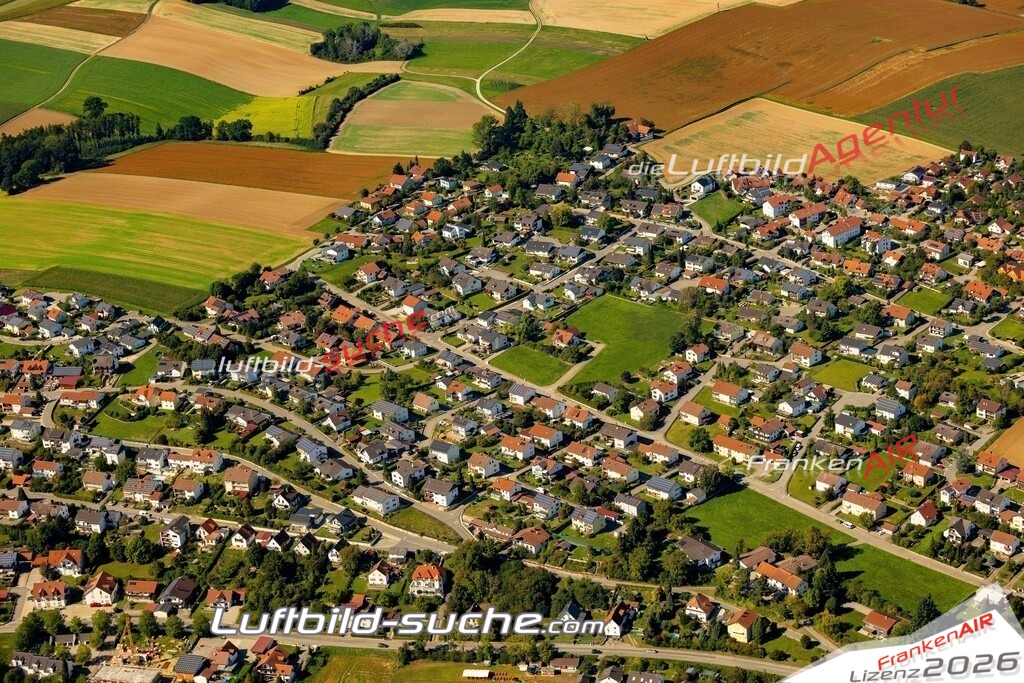 Das Luftbild zeigt : Flurstraße Mallersdorf-Pfaffenberg - Die Luftaufnahme wurde 2023 vom UL-Flugzeug aus erstellt ( keine Drohne ) - Hochauflösende Luftaufnahme - Für grossformatige Ausdrucke geeignet. Die Geschenkidee !Mit Lizenz und Bildrechte bestellbar