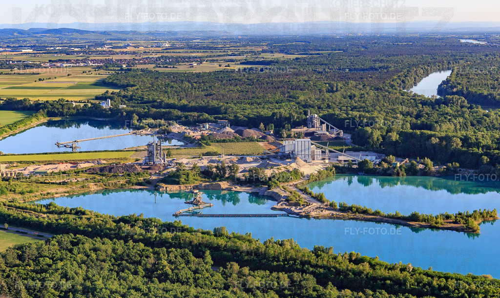 Kiesgrube Oberrimsingen mit BAW Breisgauer Asphalt-Mischwerk GmbH & Co. KG und Joos Kies und Asphaltwerk https://joos-gruppe.de/ | Luftbild: Kiesgrube Oberrimsingen mit BAW Breisgauer Asphalt-Mischwerk GmbH & Co. KG und Joos Kies und Asphaltwerk https://joos-gruppe.de/ im Ortsteil Oberrimsingen in Breisach im Bundesland Baden-Württemberg in Deutschland. Foto: IMG_147810.jpg vom 30.05.2025 durch Werner Riehm/FLY-FOTO.de - Realisiert mit Pictrs.com