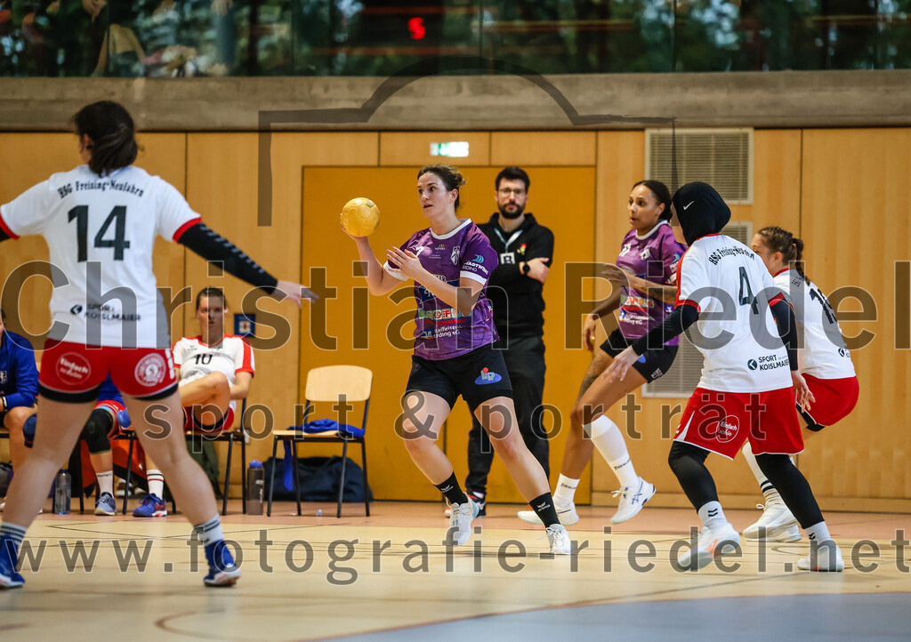 2024-10-13_053_SpVgg_Altenerding_gegen_SC_Freising | Erding, Deutschland, 13.10.2024:Handball, Bezirksoberliga Frauen Altbayern 2024 / 2024, 3. Spieltag, SpVgg Altenerding gegen SC Freising, Endergebnis: 26:35Janina Konrad (SpVgg Altenerding, #2), Nikayla Alston (SpVgg Altenerding, #11), Eduarta Krasnigi (HSG Freising-Neufahrn, #4)Foto: Christian Riedel / fotografie-riedel.net