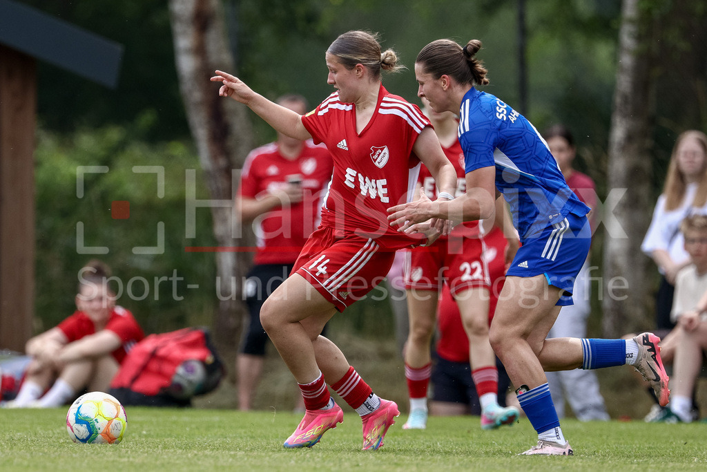 Fussball, Aufstiegsspiel Regionalliga Nord Frauen, SpVg Aurich - SSC Hagen Ahrensburg | v.li.: Lucy Minne (SpVg Aurich, 14) und Lea Bantin (SSC Hagen Ahrensburg, 9) im Zweikampf, Duell, Dynamik, Aktion, Action, Spielszene