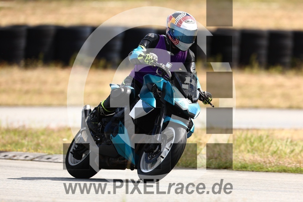 0011-20240805_01073 | Schöne Erinnerungen an spannende Momente - das festzuhalten ist unser Job. PIXELrace.de ist seit 2003 auf den Rennstrecken Europas unterwegs um die Action draußen beim Fahren und die wunderbare Stimmung imm Fahrerlager für euch einzufangen.