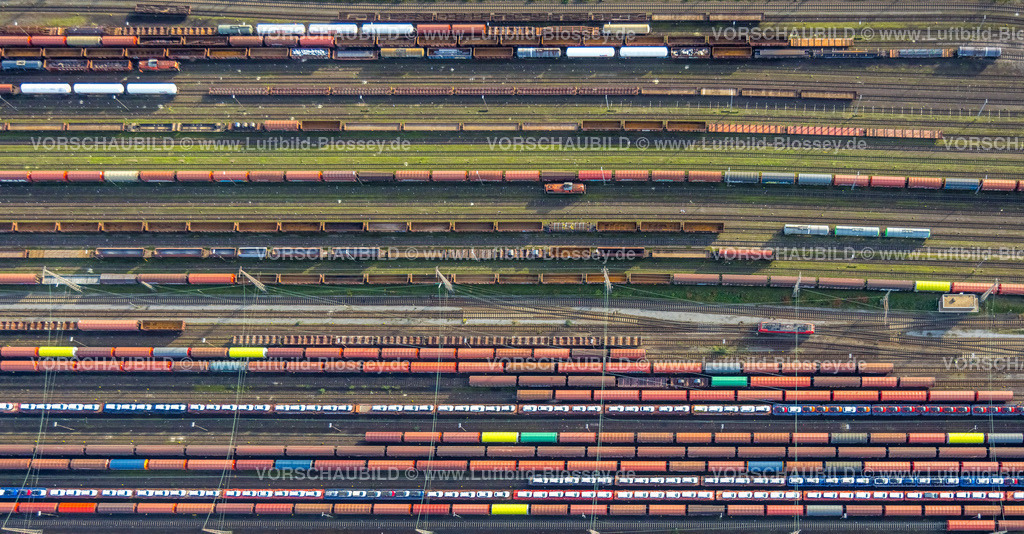 Herne221101530westlich | Luftbild, Güterwaggons beladen mit PKWs, am Hbf Herne Wanne-Eickel, Formen und Farben, Wanne, Herne, Ruhrgebiet, Nordrhein-Westfalen, Deutschland