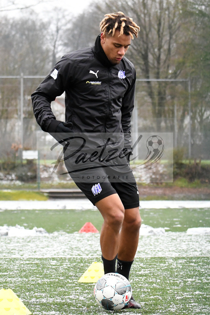 20200226_TRAOSN_0116 | Fussball, Herren: Etienne Amenyido (VfL Osnabrueck) in Aktion, am Ball, Einzelaktion waehrend der Trainingseinheit des VfL Osnabrueck im Sportpark Illoshoehe am 26.02.2020 in Osnabrueck, Deutschland. - Realisiert mit Pictrs.com