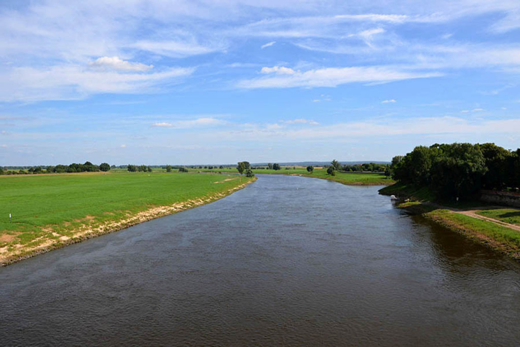 Torgau - Elbe | Entdecke über 20 Kategorien Leipzig-Motive: Foto-Downloads, hochwertige Poster, Leinwand- & Fine-Art-Prints. Jetzt Lieblingsfoto im Bildlexikon Leipzig Shop bestellen!