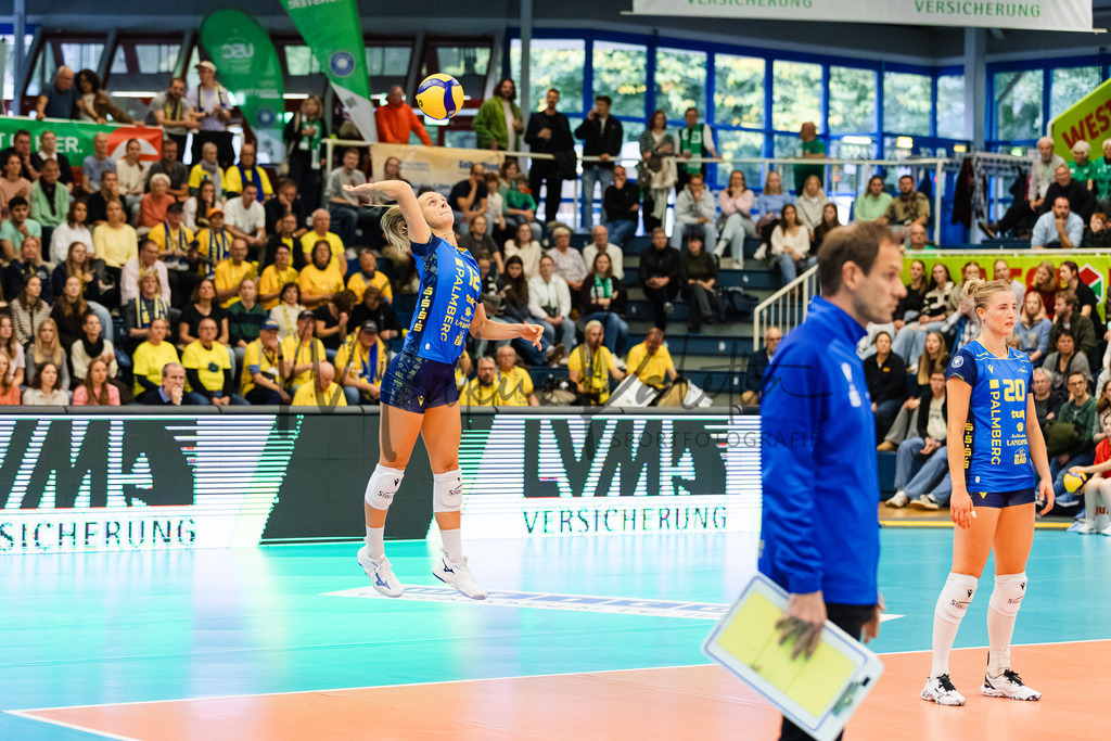 Volleyball, 1. Bundesliga Frauen, Hauptrunde, 1. Spieltag, Saison 2025/2026: USC Münster - SSC Palmberg Schwerin | 1. Bundesliga Frauen, Hauptrunde, 1. Spieltag, Saison 2025/2026, USC Münster empfängt SSC Palmberg Schwerin in der Sporthalle Berg Fidel in Münster. Foto: sportfotografie.ms | Markus Paletta - Realisiert mit Pictrs.com