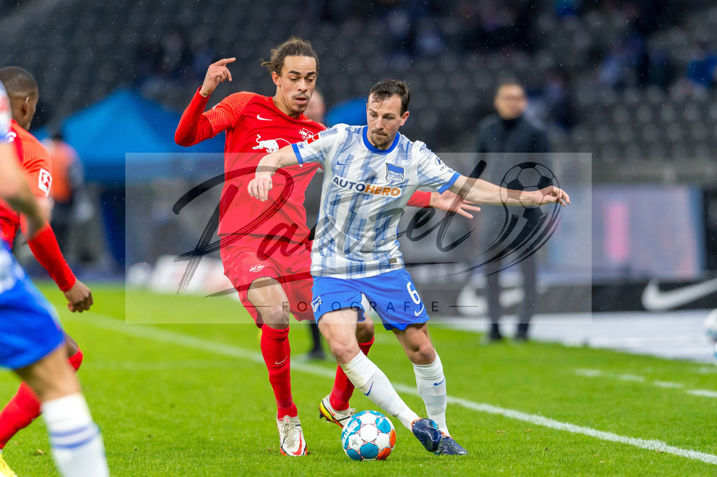 BSCRBL20220220_034 | Fussball, Herren: Yussuf Poulsen (RB Leipzig) und Vladimir Darida (Hertha BSC) im Zweikampf bei dem Spiel der 1. Bundesliga zwischen Hertha BSC und RB Leipzig im Olypiastadion am 20.02.2022 in Berlin, Deutschland.DFB / DFL REGULATIONS PROHIBIT ANY USE OF PHOTOGRAPHS AS IMAGE SEQUENCES AND/OR QUASI-VIDEO. - Realisiert mit Pictrs.com