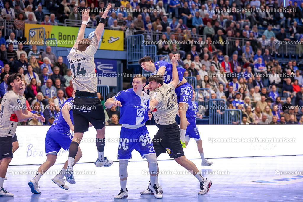 Gum14112401007 | 14.11.2024, Handball, DHB-Pokal Achtelfinale , VfL Gummersbach - Bergischer HC, Schwalbe-Arena: Gerdas Babarskas (BHC #14) blockt den Wurf von Giorgi Tskhovrebadze (GUM #19)